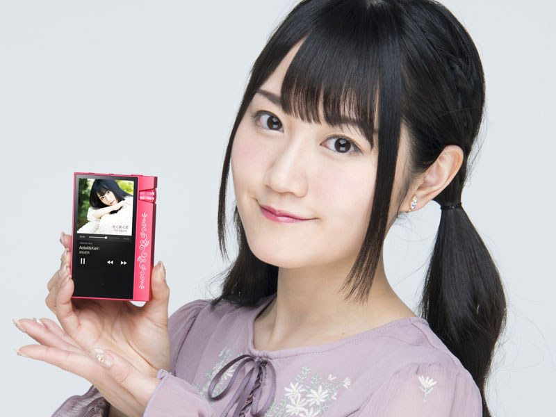 「AK70 MKII Yui Ogura Edition」を持つ小倉唯