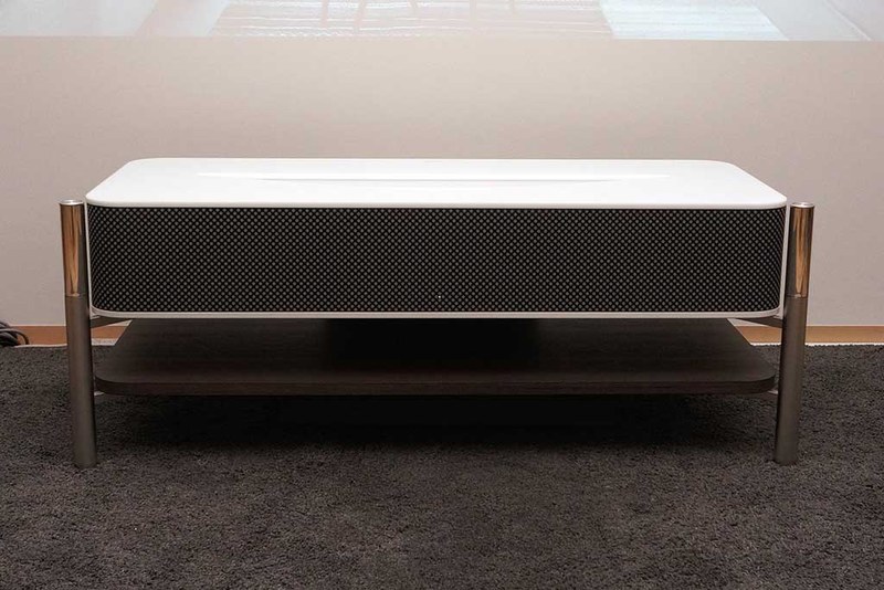 AVラック風のデザインだが、左右のポールが有機ガラス管によるスピーカーとなっている