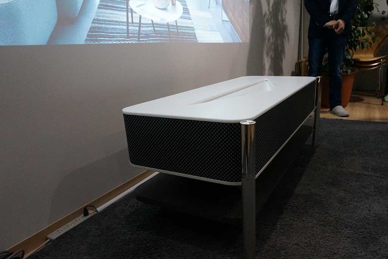 壁に寄せて投写する