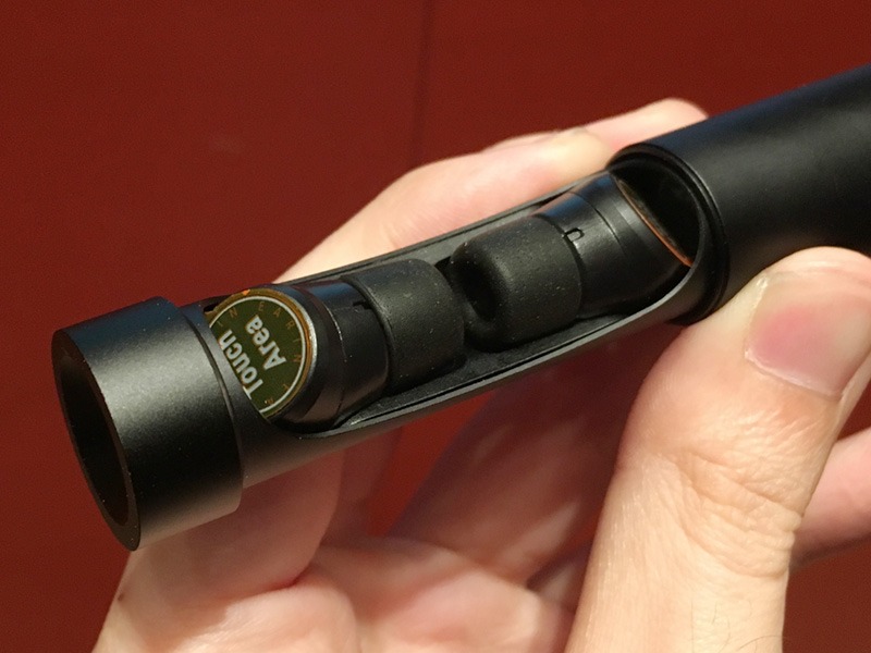 メタル素材のバッテリ内蔵ケース