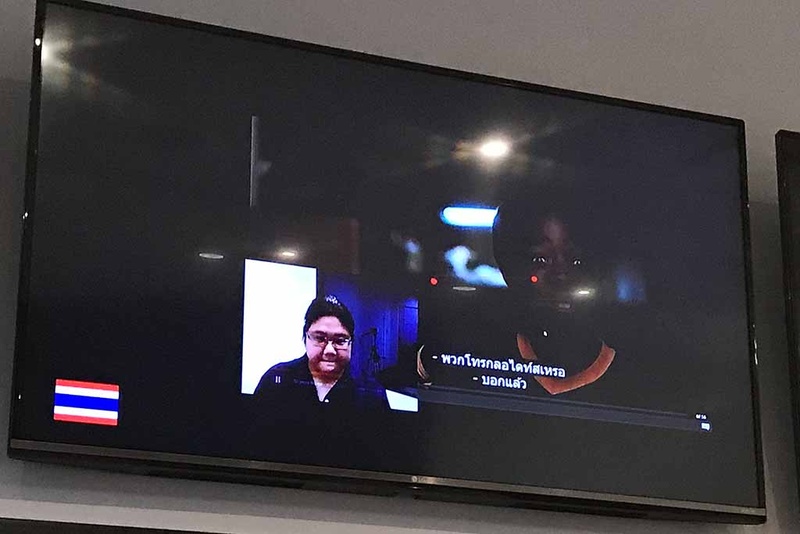 タイでのリサーチの様子。画面上の赤い点が視線の位置を示している。どこをどのくらい見ているかを把握することで、字幕の出し方の最適化を行なっている