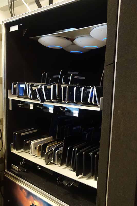 箱の内部には、無線LANのアクセスポイントや携帯電話での通信をシミュレーションする機器が組み込まれ、大量のスマホやタブレットを同時に収納できる。箱を閉じれば「特定の国で使われるモバイル機器」の状況が再現できる