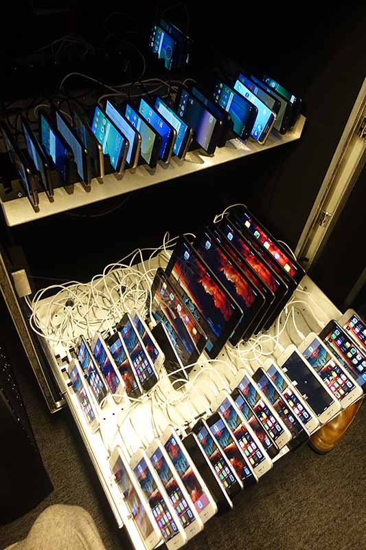 箱の内部には、無線LANのアクセスポイントや携帯電話での通信をシミュレーションする機器が組み込まれ、大量のスマホやタブレットを同時に収納できる。箱を閉じれば「特定の国で使われるモバイル機器」の状況が再現できる