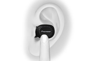 パイオニア、約15,000円の左右分離イヤフォン「C8」。耳奥に収まり迫力