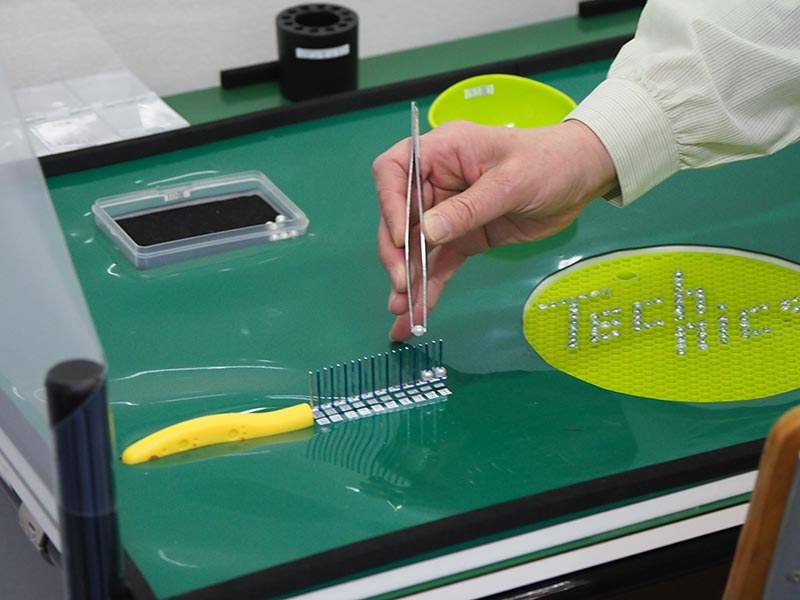 ピンセットで部品を移動