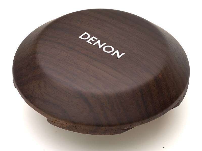 シマウマのような縞模様が特徴のゼブラウッドをハウジングに使っている