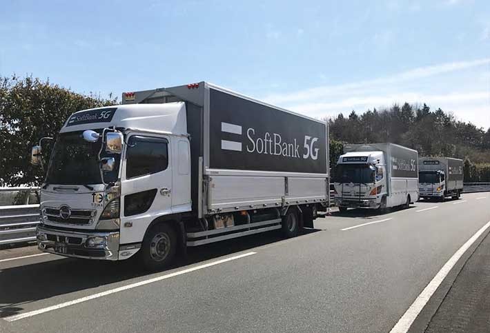 隊列走行通信実験中のトラック