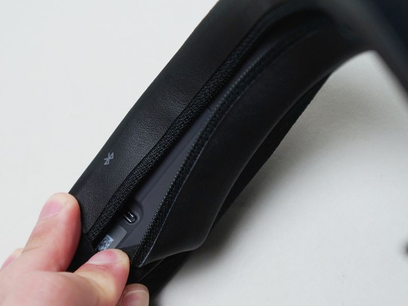 チャックを少しあけると充電ポートが。なので充電のたびにカバーを全部外す必要はない