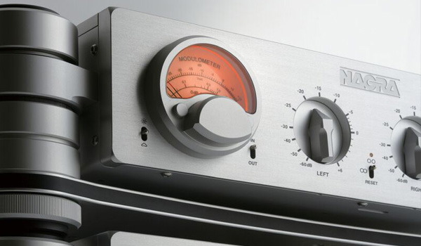 ボリュームコントロールを前面に備える