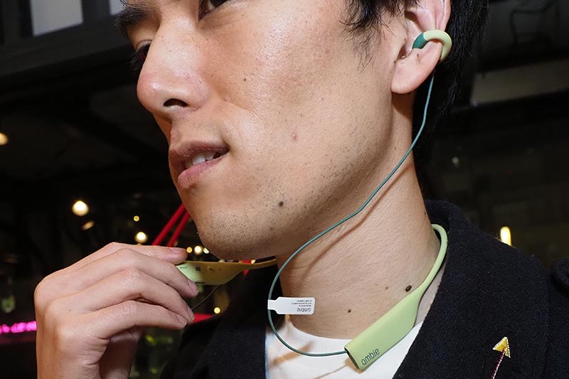 ネックバンド部のボタンで操作