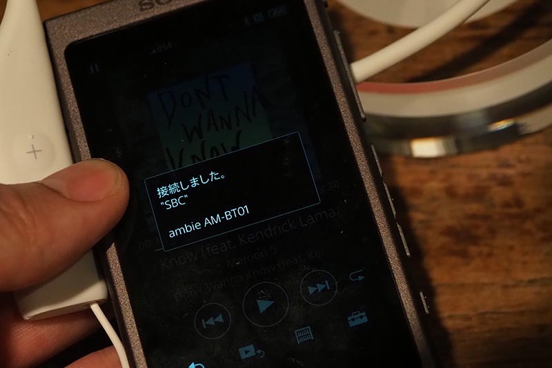 ネックバンド部にタッチして接続