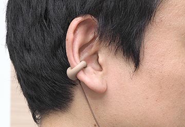 耳に挟んで装着
