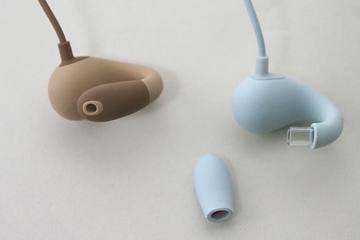 ヘッドフォン/イヤフォン ambie WIRELESS EARCUFFS TOYPU BROWN ASCII.jp：耳をふさがない新感覚イヤフォンがワイヤレス化ambie