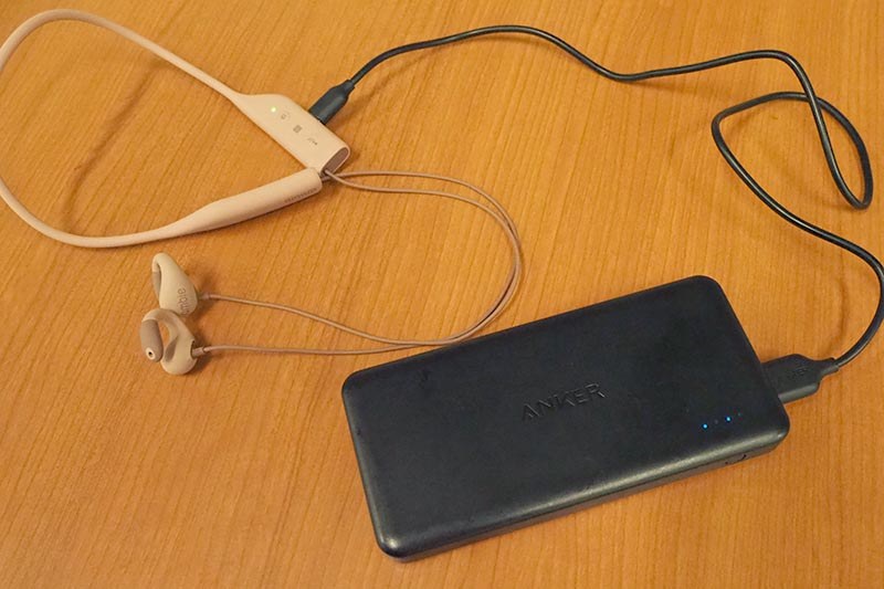 モバイルバッテリでUSB充電しながらでも聴けた