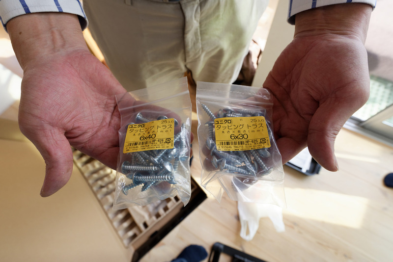 壁側の金具を取り付けるのに使った木ネジ。このネジは壁掛け金具に付属していないので、壁(の下地の厚みなど)に合った長さのネジを別途用意する必要がある