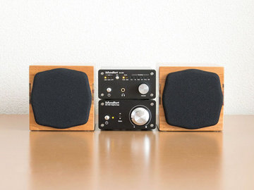 箱根寄木細工を施したキューブ型スピーカー。Soundfortと高井工芸が