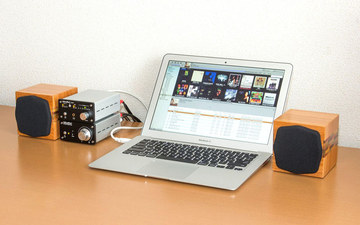 箱根寄木細工を施したキューブ型スピーカー。Soundfortと高井工芸が
