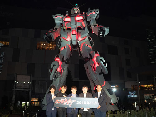 「機動戦士ガンダム ＮＴ」ストーリーを担当する作家の福井晴敏氏らが記念撮影も行なった<br>(c)創通・サンライズ