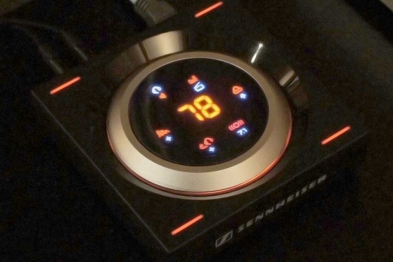 GSX1000の画面表示。円形のボリュームツマミの内側がディスプレイとなり、音場のなどの選択が可能。中央の数値は音量表示