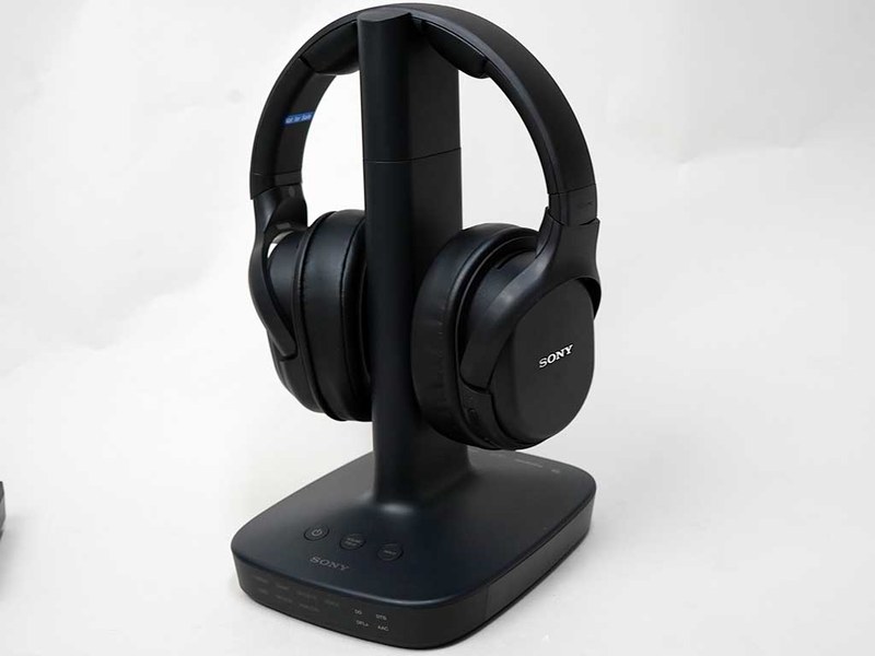 ソニーのWH-L600。薄型テレビなどと接続するトランスミッターがヘッドフォンスタンド/充電器を兼ねているので、使用しないときの使い勝手も良好