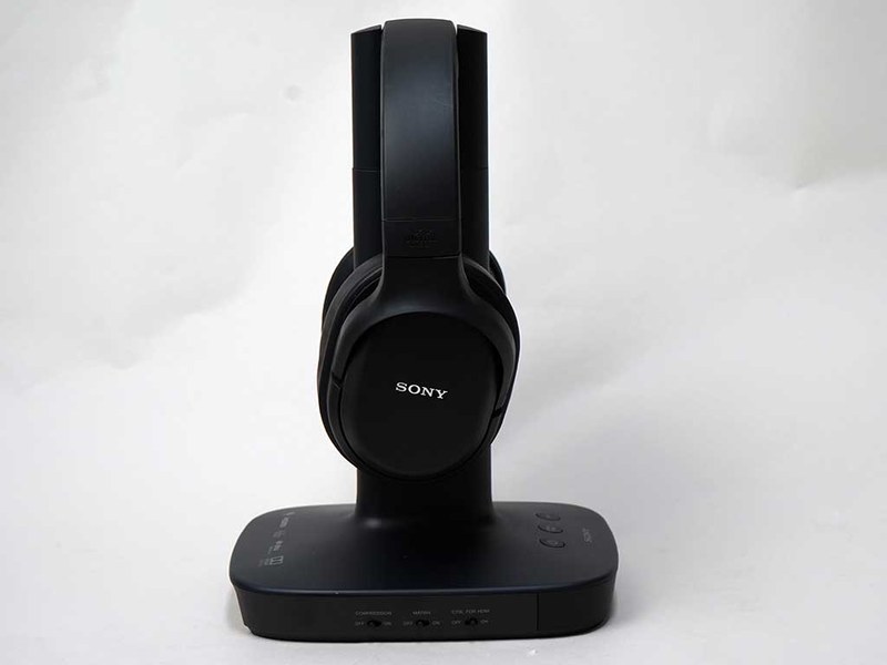 WH-L600を横から見たところ。小判型のハウジングは上級機と同じイメージで、すっきりとしたラインのフォルムは最近の同社のヘッドフォンに近い意匠だ