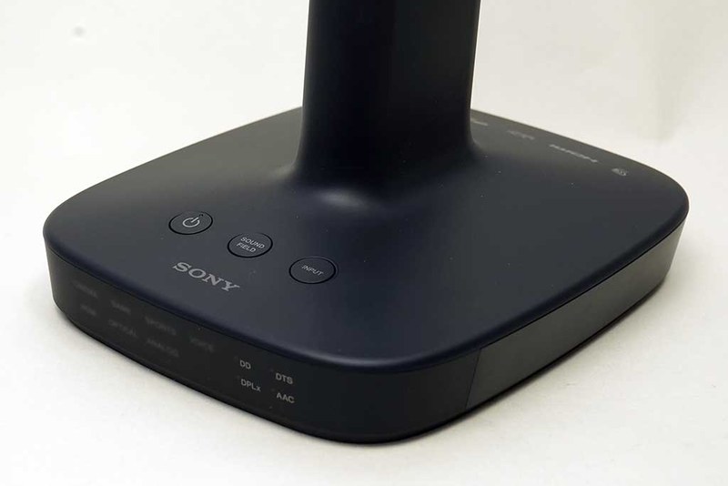 トランスミッター部。上面には電源ボタンなどのスイッチがあり、前面に音声モードや入力した信号種別を表示するインジケーターがある。