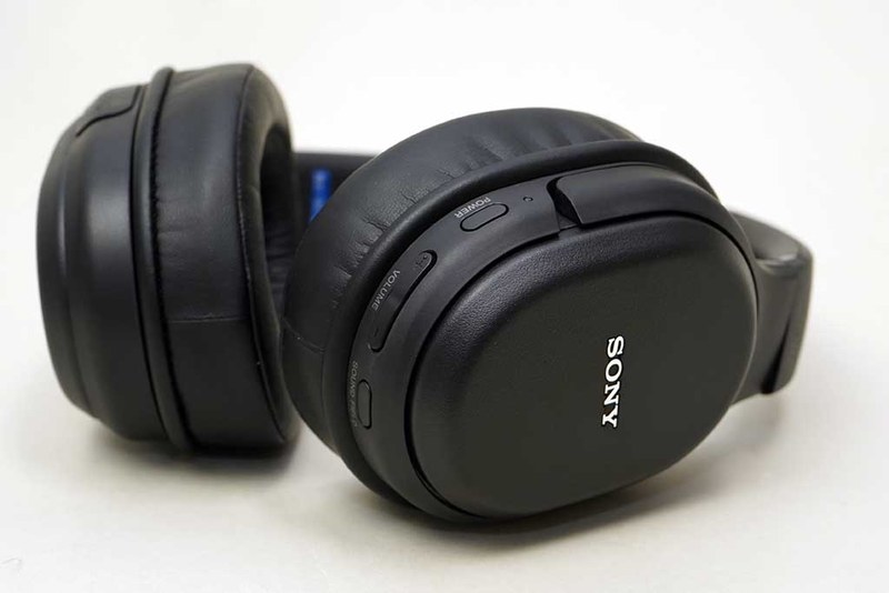 ヘッドフォン部にも電源ボタンや音量調整ボタン、サウンドフィールド切り替えボタンがある。ワイヤレス専用のためオーディオ入力端子はない。