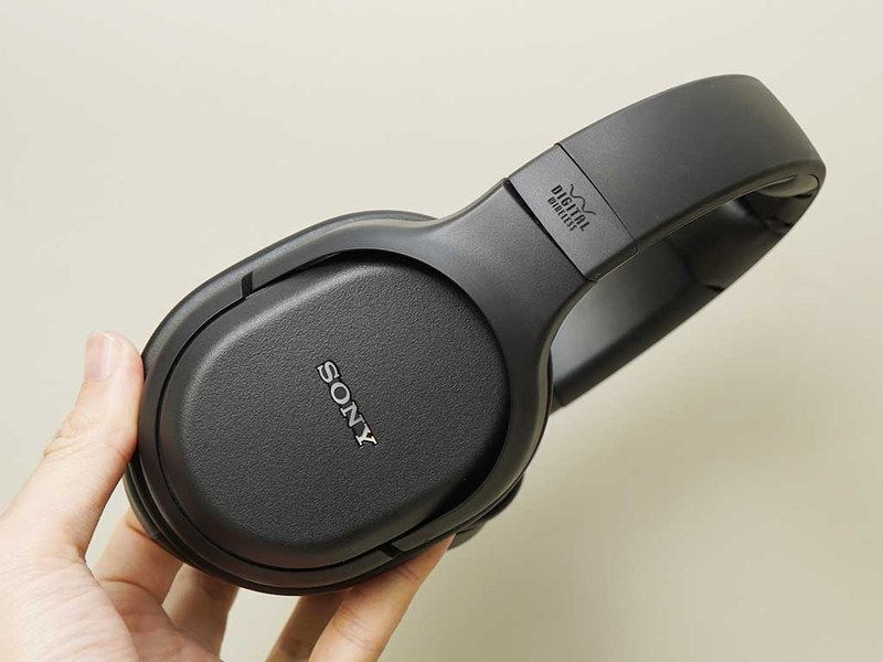 ハウジングは、革のシボ加工のような仕上げとなっており、イヤーパッドも厚みのある合成皮革を採用するなど、質の高い仕上がりだ