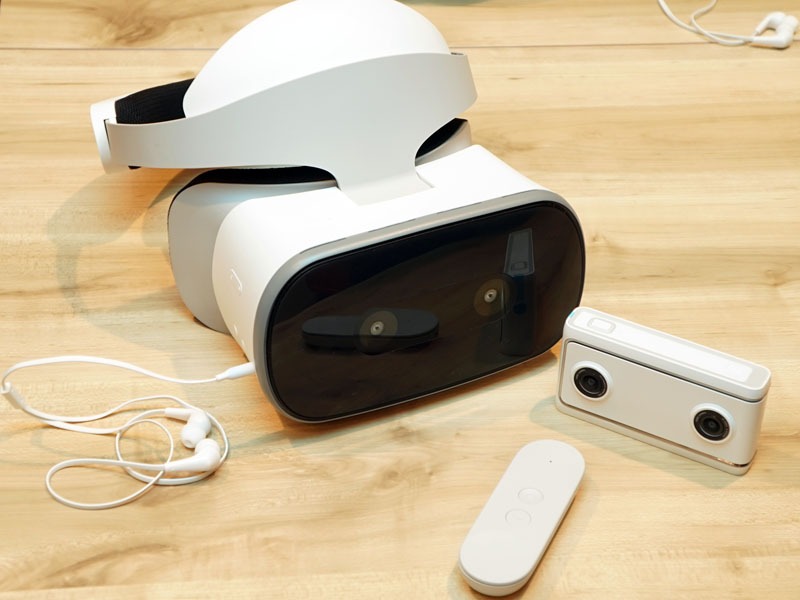 左がスタンドアロンタイプのVR用HMD「Mirage Solo」