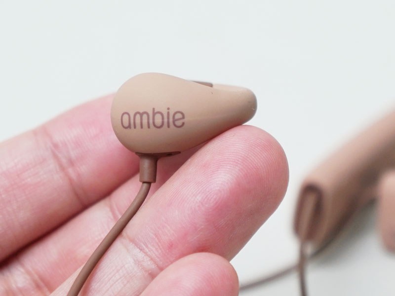 表側にambieのロゴ