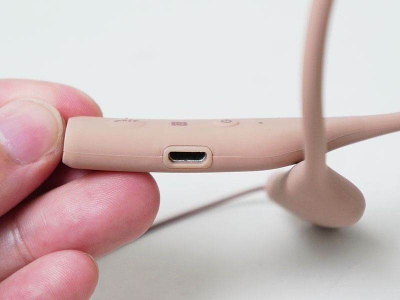 裏面には充電端子