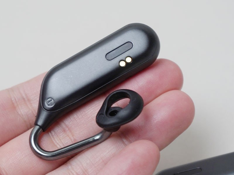 裏側は充電端子とセンサー