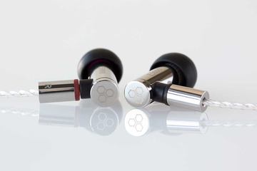 final、リケーブル対応のステンレスイヤフォン「E5000」。アルミの