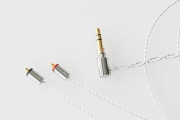 final、リケーブル対応のステンレスイヤフォン「E5000」。アルミの