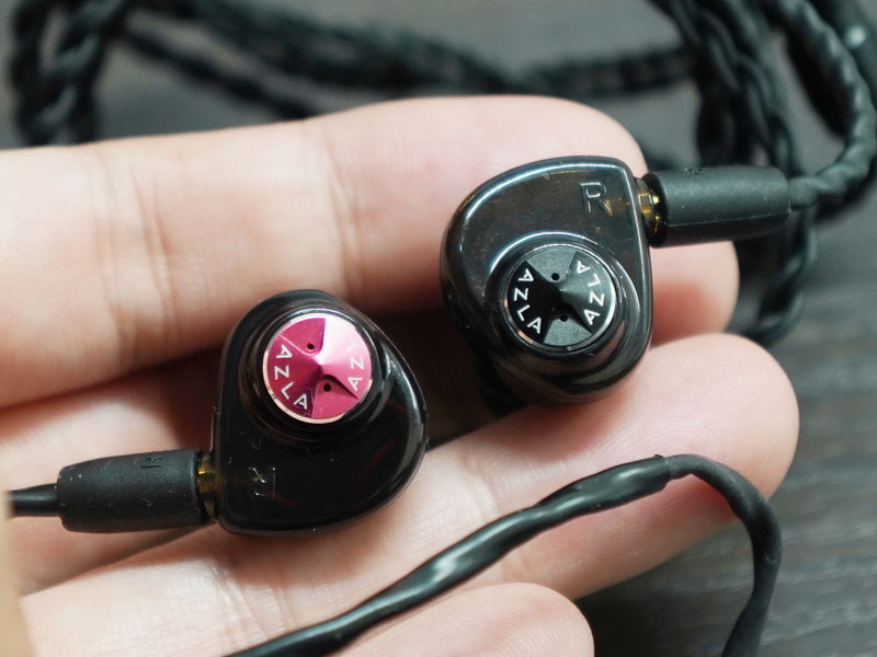 「HORIZON」。左からクリムゾンレッド、エボニーブラック