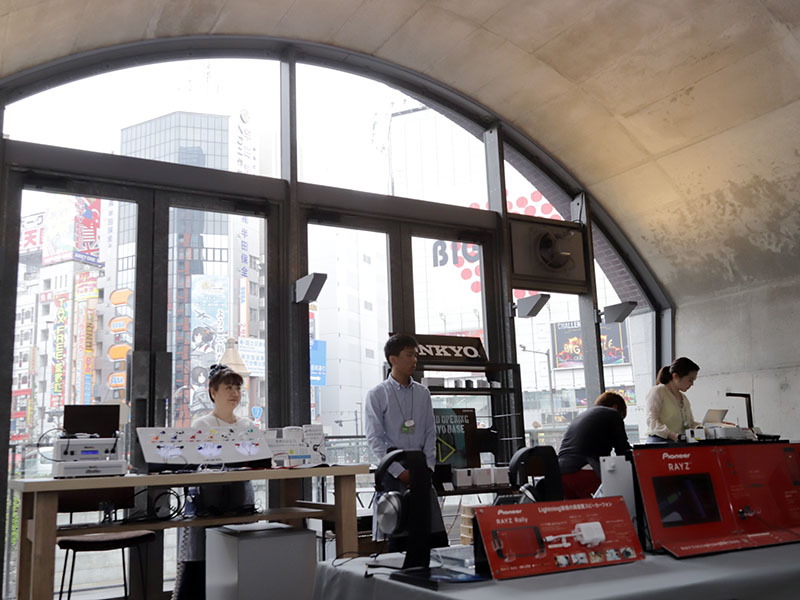 窓の外に秋葉原の町並み