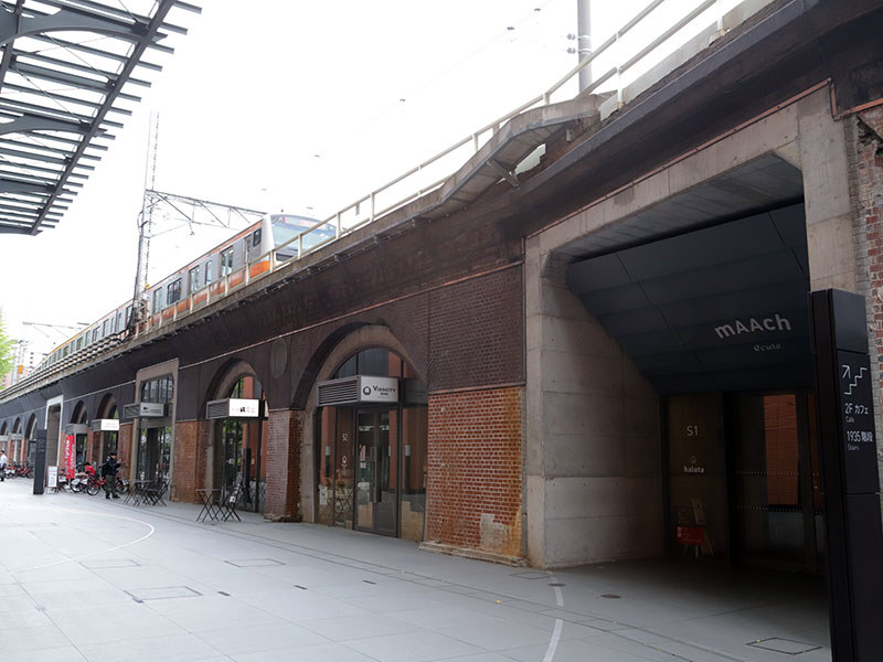 JR神田万世橋ビル側から。高架をJR中央線快速が走る