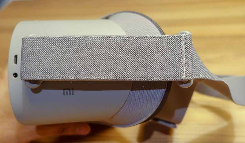 左側面。MicroUSB(Type-B)のコネクタと、ヘッドホンのコネクタがある。よく見ると、生産を担当したシャオミのロゴが