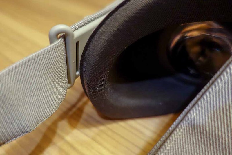 バンドの付け根にはスピーカーが入っていて、プラスチック式の支柱を通し、スリットから音が出るようになっている。このため、ヘッドホンをつけなくても音は聞こえる