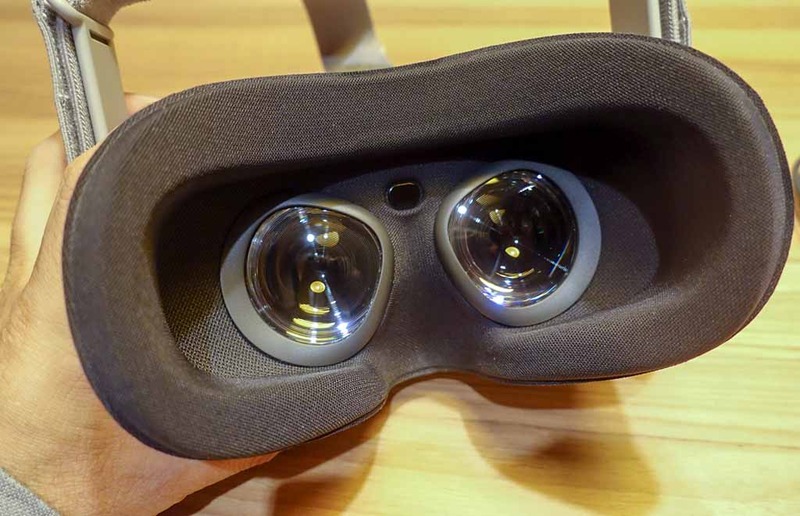 本体内部。クッションの部分が顔にあたる。レンズは専用設計で、黒いリング状のパーツを使い、クッションを挟み込んで留めるような構造になっている