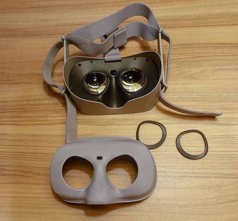 クッションを外した。クッションはかなり大きな立体構造のパーツになっている。ここに「メガネスペーサー」を入れる