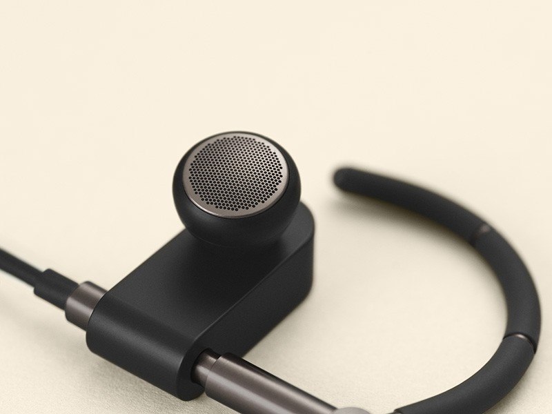 イヤフォングリルには、Beoplay A1のホールパターンにインスパイアされたデザインを採用