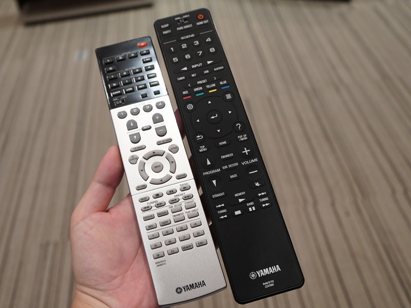 右が新しいリモコン