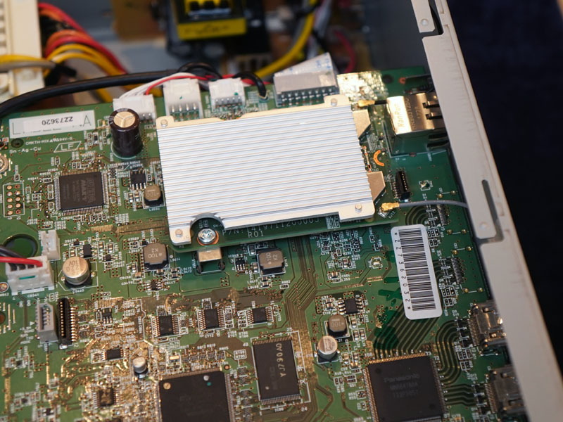 ヒートシンクで覆われているのが、刷新されたネットワークモジュール