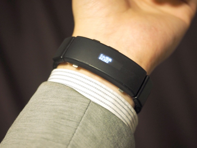 wena wrist active。ディスプレイは手の甲側ではなく手のひら側
