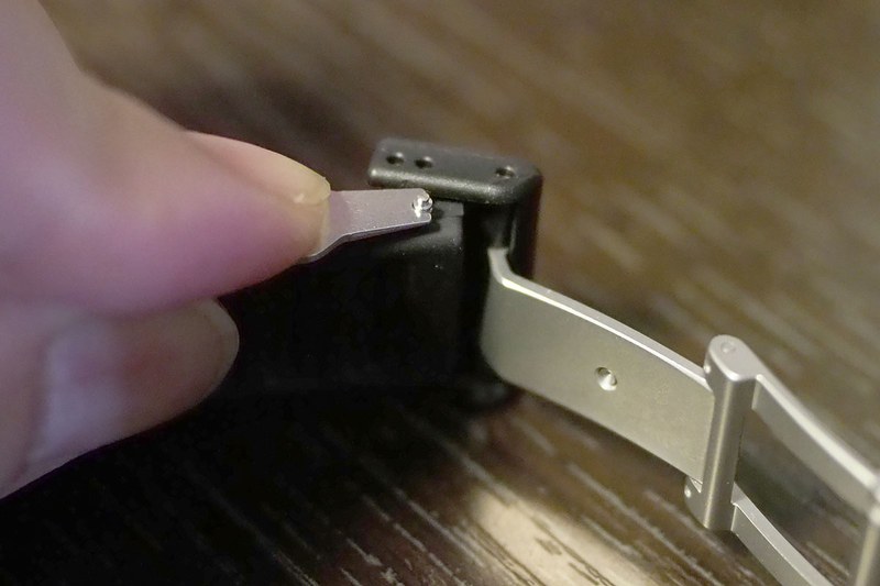 付属の器具でバンド部から本体を外す