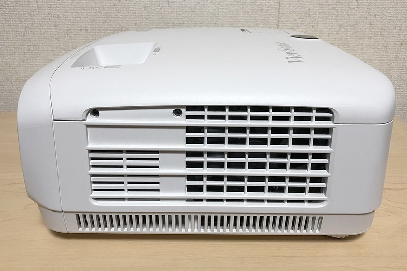 正面向かって右側面。左側のスリットの内側にスピーカーがある