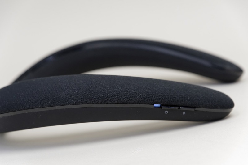 右側面に電源スイッチとペアリングボタン