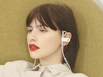 B&O PLAYの白いフレキシブルBTイヤフォン「EARSET White」。14日発売