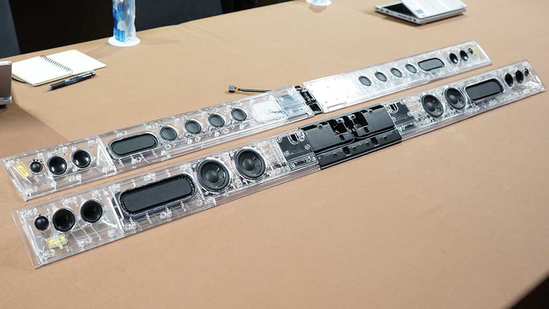 手前が'18年のFZシリーズ用スピーカー、奥が'17年モデル用